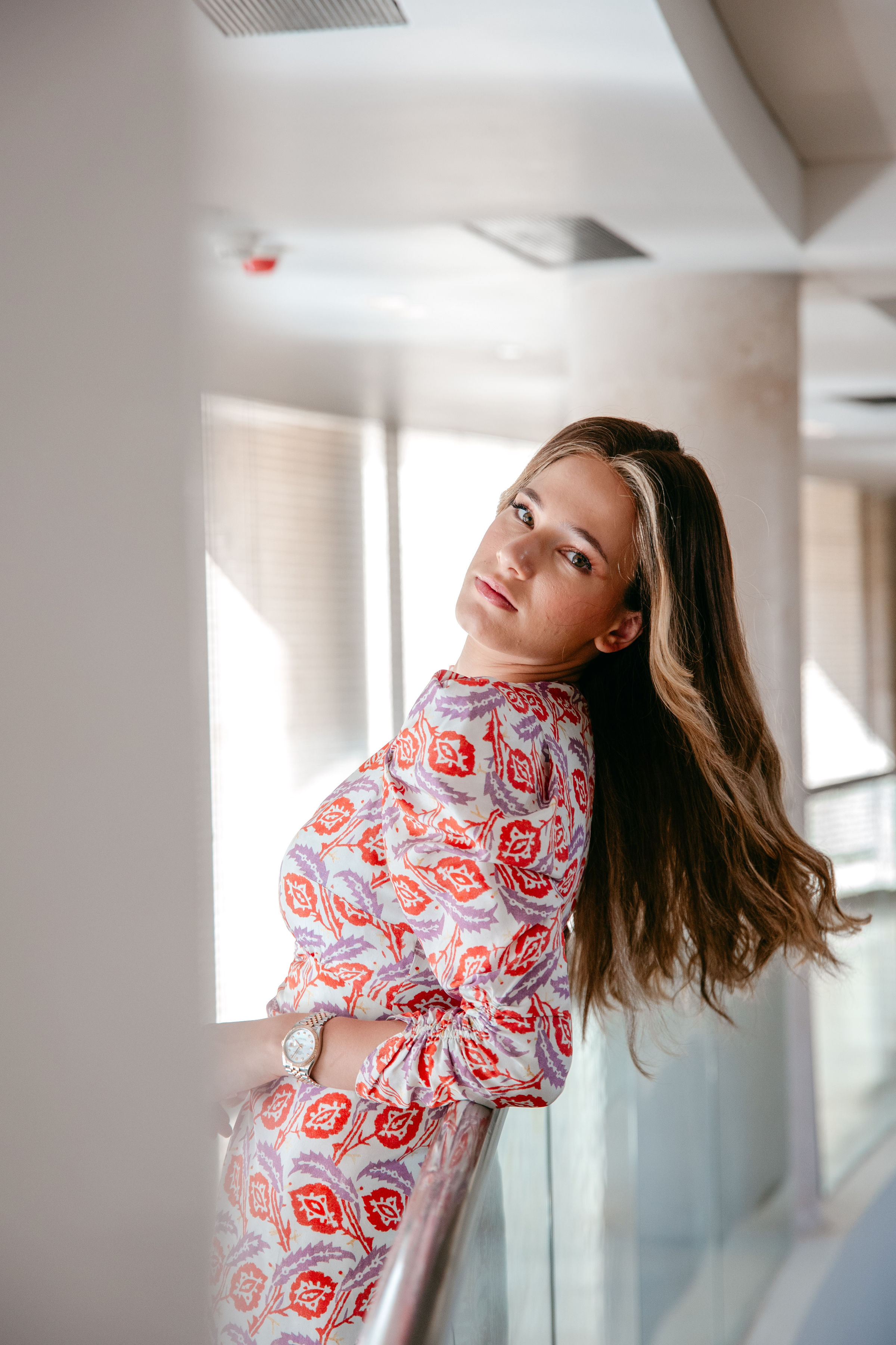 perruque brune à l'extérieur