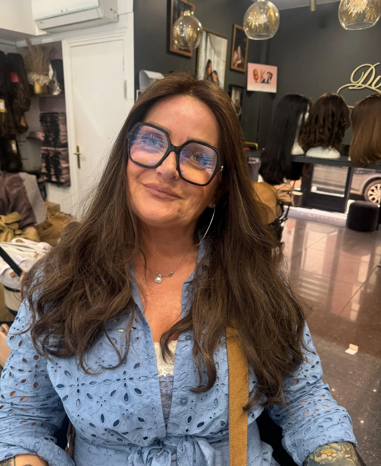 Cliente portant une perruque brune longue en cheveux naturels au salon Dvora K