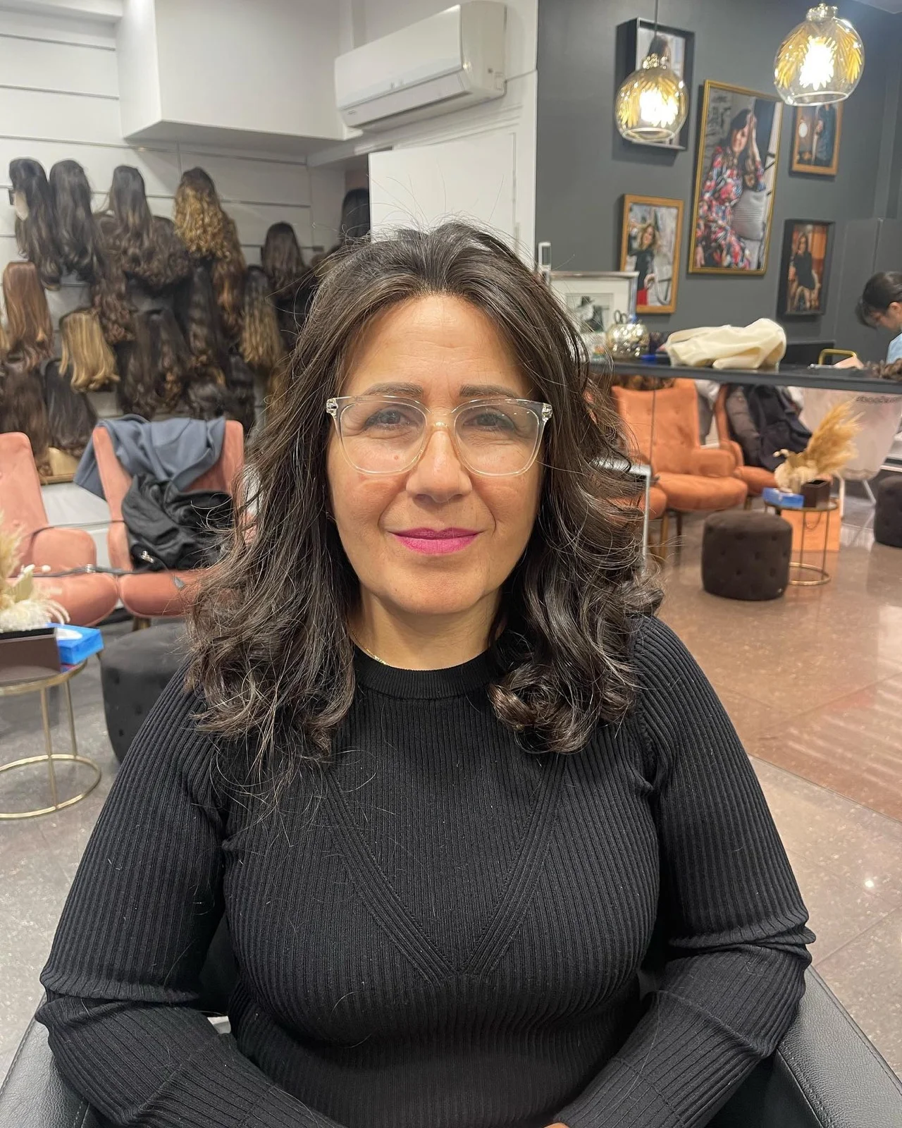 Cliente portant une perruque brune mêlée de mèches argentées, poivre et sel naturel, salon Dvora K