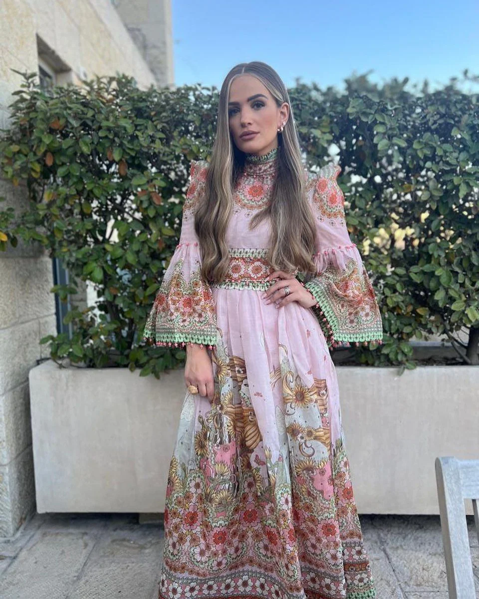 Perruque blonde longue et lisse en cheveux naturels, portée en extérieur à la lumière du jour