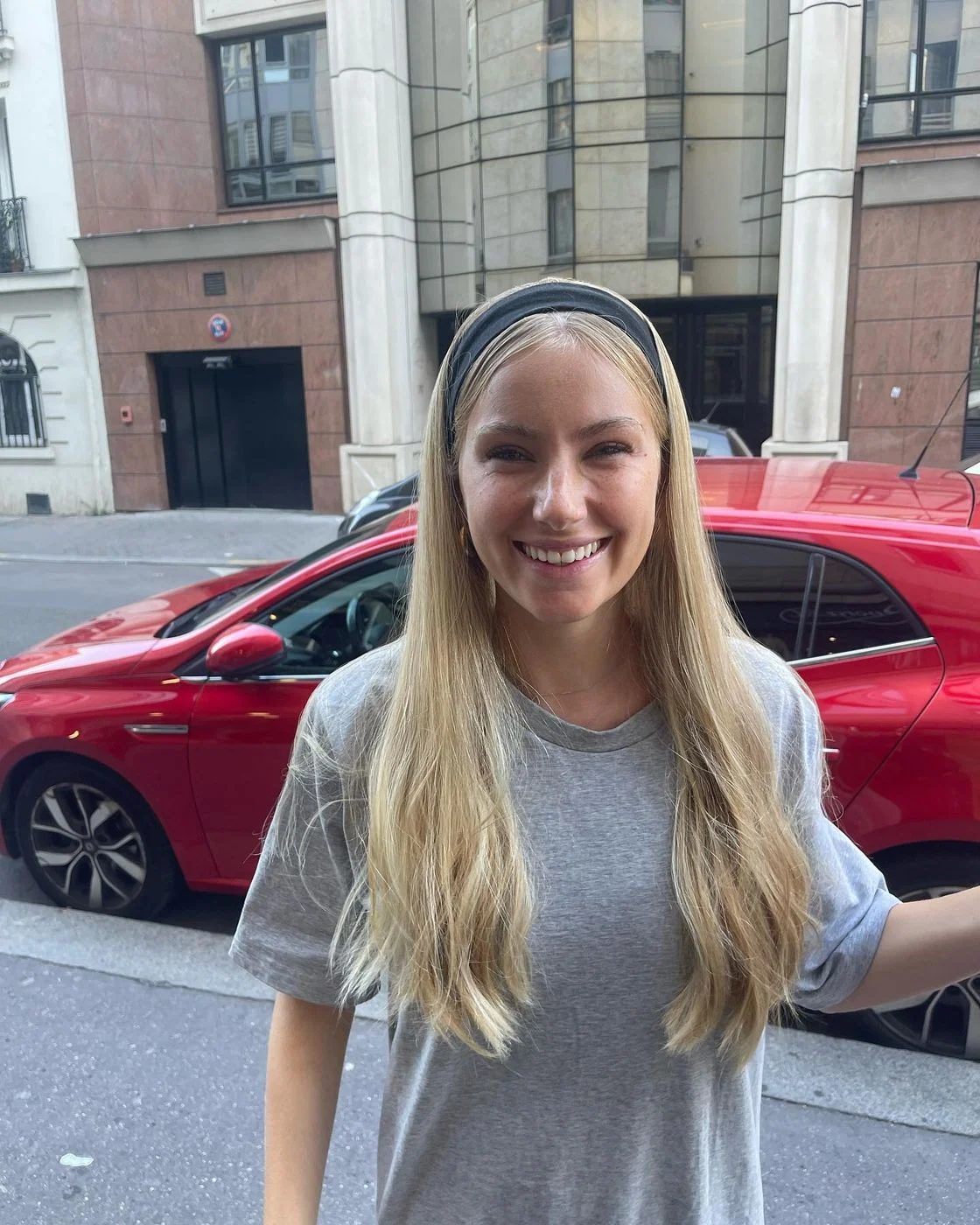 Cliente portant une perruque longue en cheveux naturels avec un bandeau, dans une rue de Paris