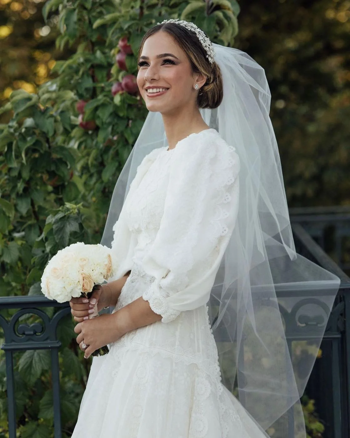 Mariée élégante portant une perruque coiffée sous son voile, en train de lire, Dvora K