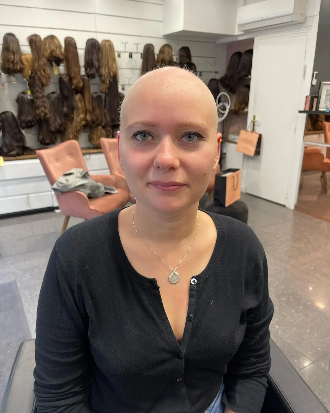 Cliente au crâne rasé, avant la pose de sa perruque en cheveux naturels