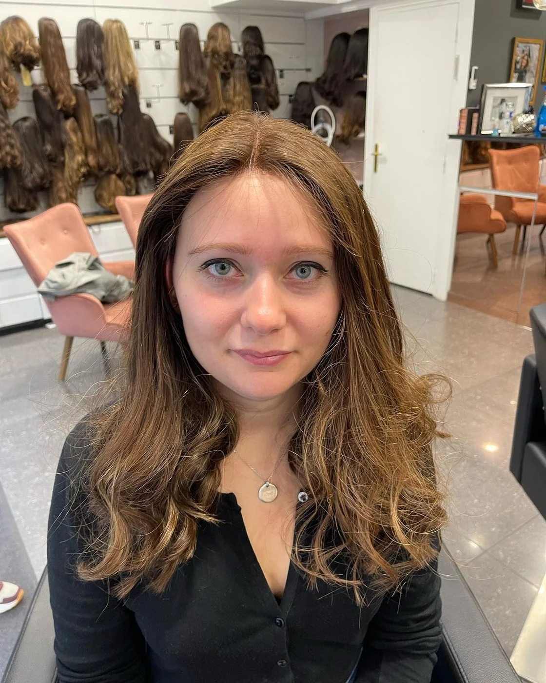 La même cliente coiffée de sa perruque en cheveux naturels, au salon