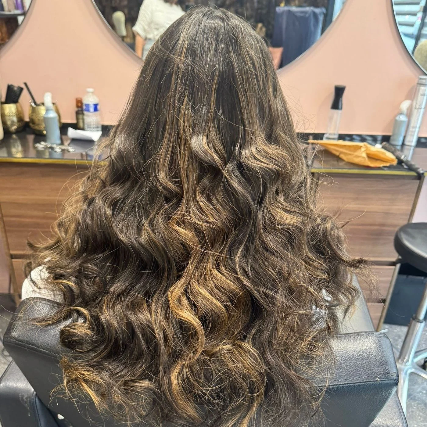 Longues boucles brunes souples d'une perruque en cheveux naturels, portées au quotidien