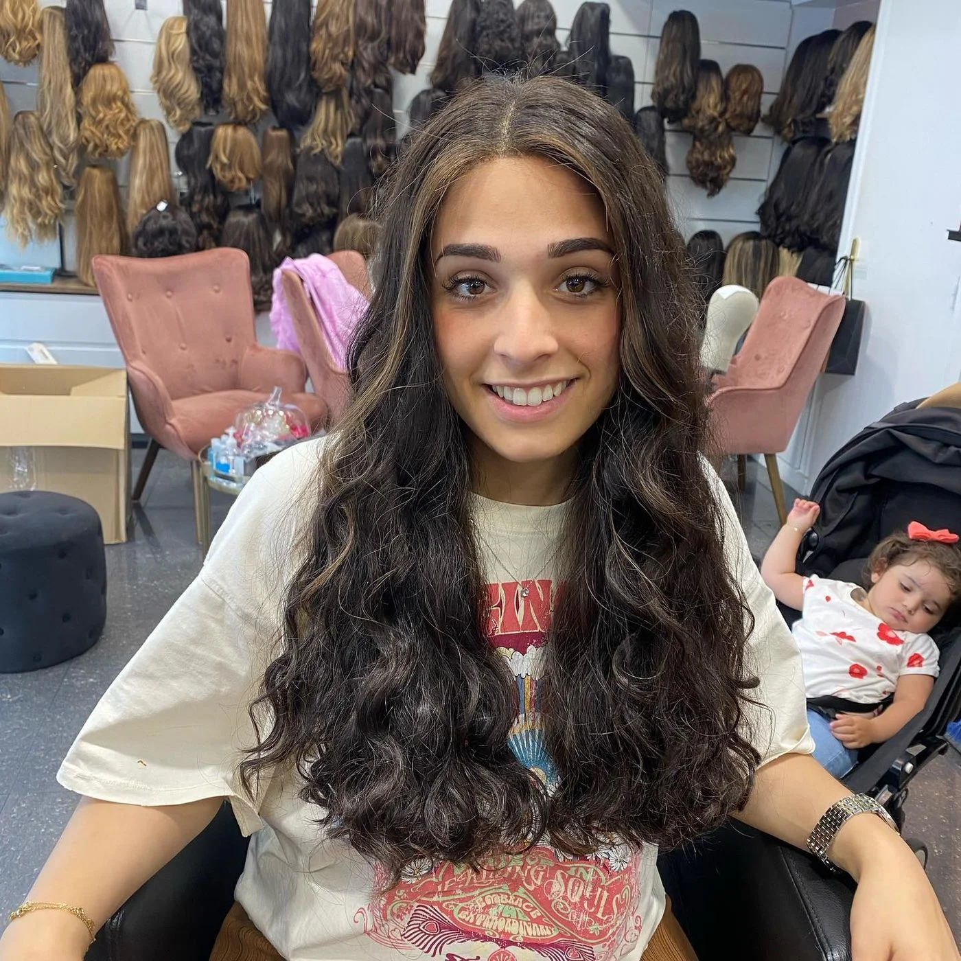 Longues boucles brunes souples d'une perruque en cheveux naturels, portées au quotidien