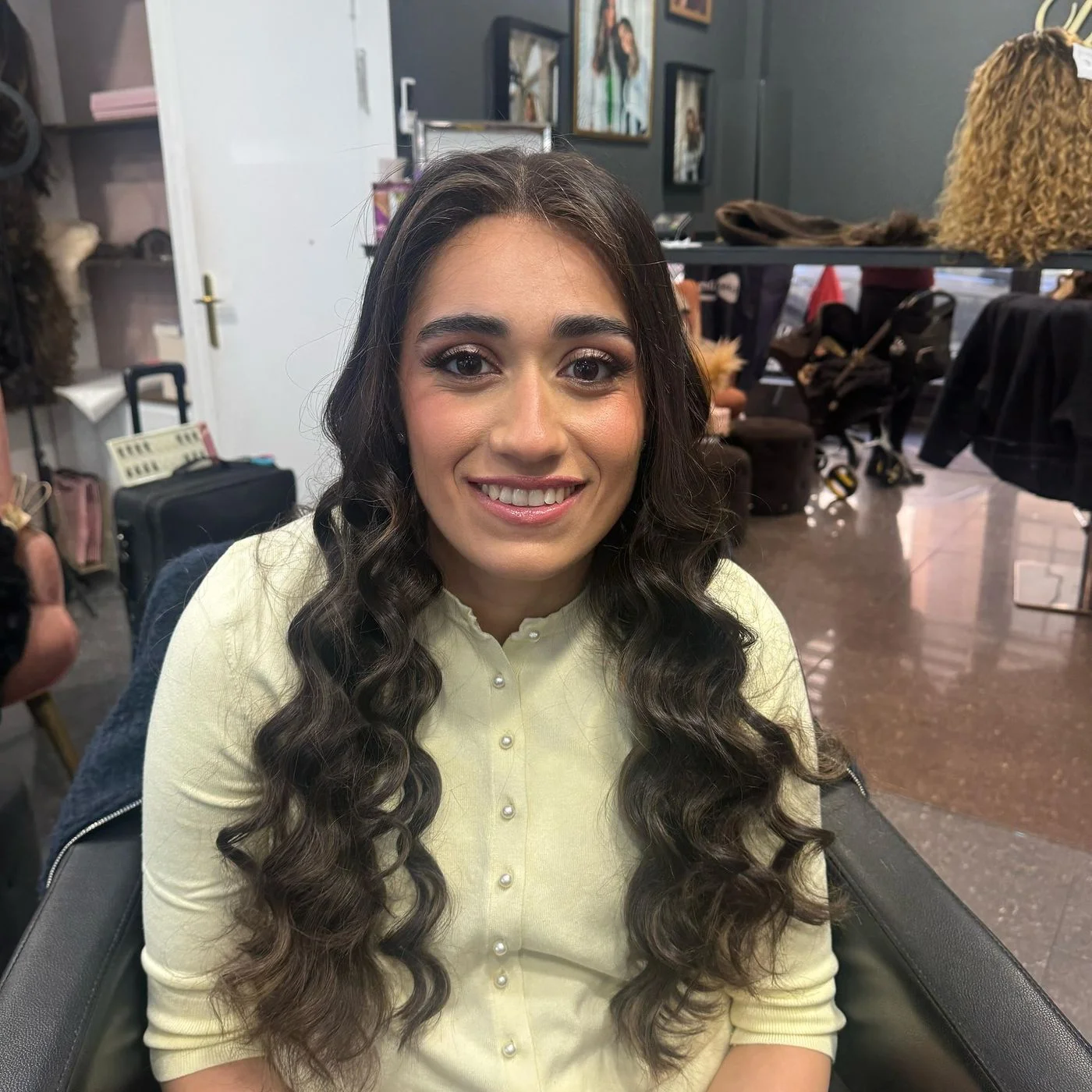 Perruque aux longues boucles en cheveux naturels, portrait souriant en pull vert clair, Dvora K