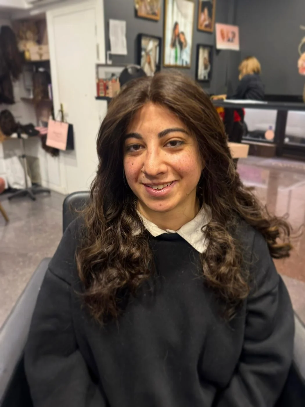 Portrait d'une cliente portant une perruque bouclée brune en cheveux naturels