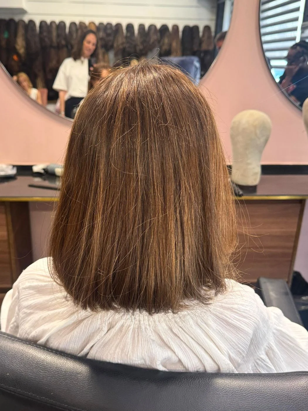 Perruque carré brun lisse en cheveux naturels, vue de face, Dvora K