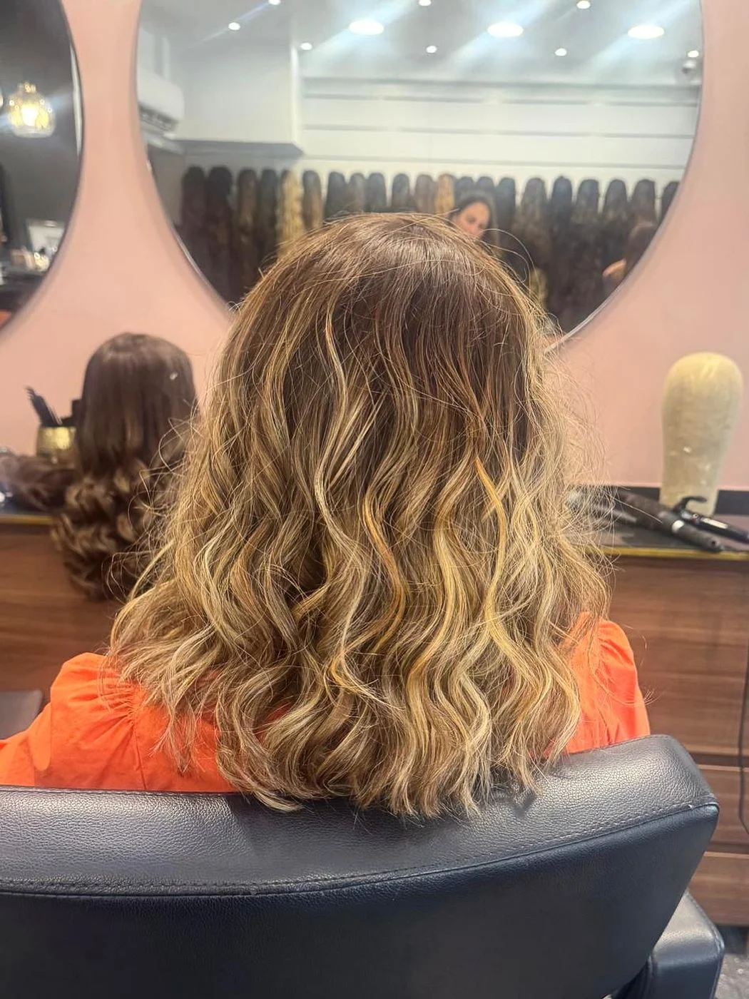 Balayage blond ondulé d'un carré en cheveux naturels, vue arrière