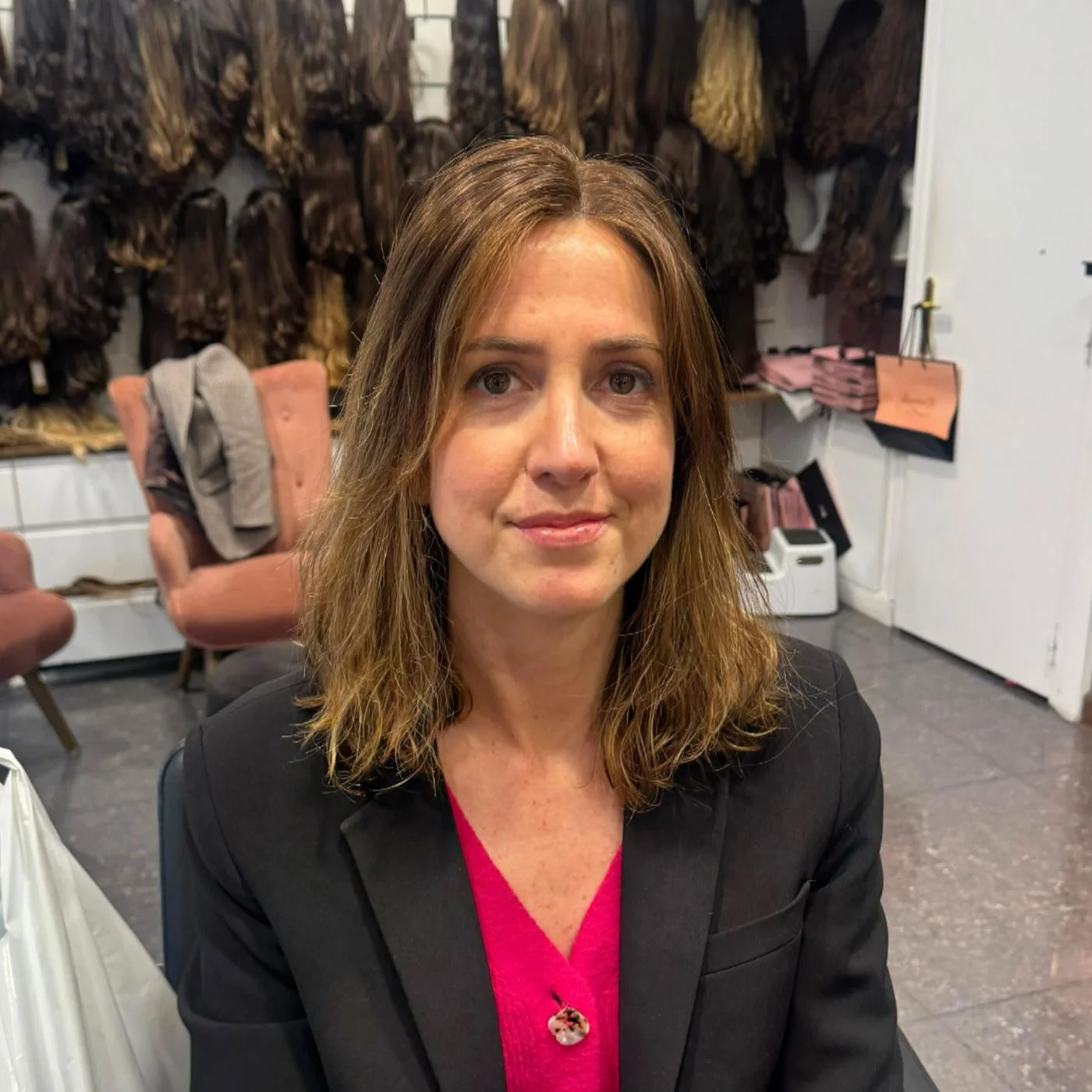 Perruque carré mi-long châtain en cheveux naturels, portée avec un blazer, Dvora K