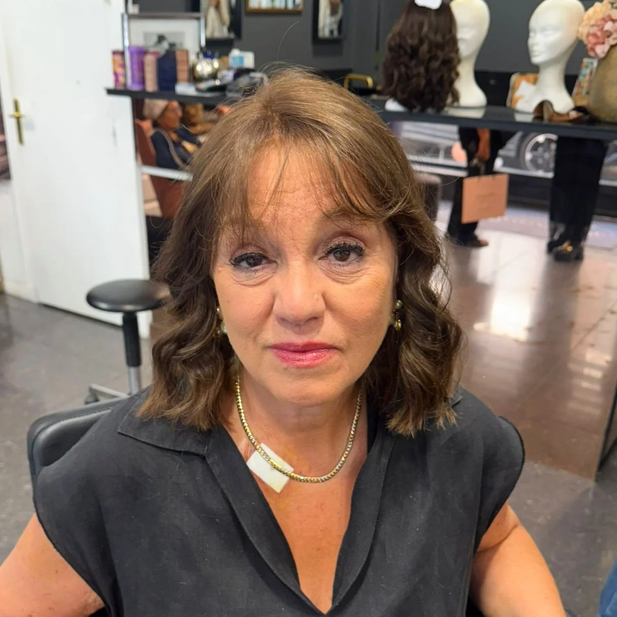 Perruque carré ondulé en cheveux naturels portée par une femme mûre, Dvora K