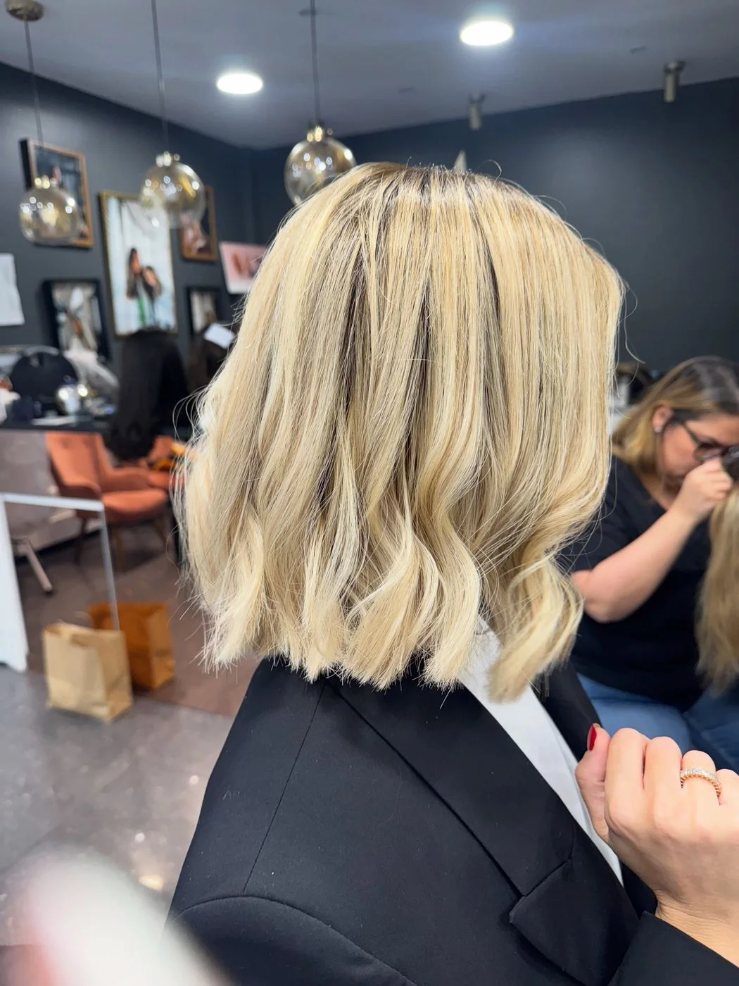 Perruque carré blond en cours de coiffage au salon, Dvora K