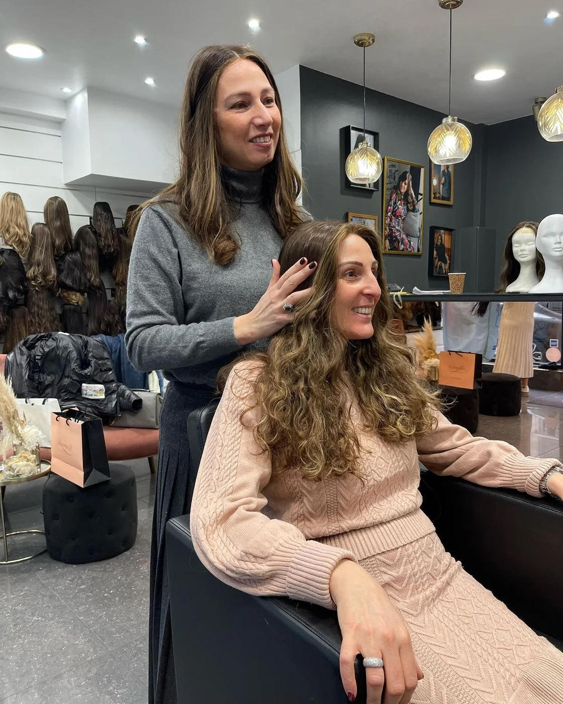 Dvora K coiffant une cliente aux cheveux ondulés dans son salon de Paris 19e