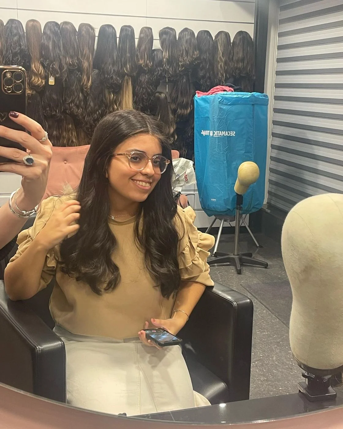 Dans les coulisses du salon, tête à perruque et miroir