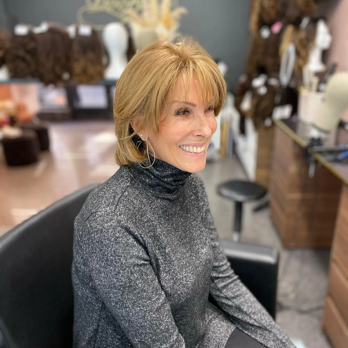 Perruque courte blond doré avec frange en cheveux naturels, portée par une femme mûre