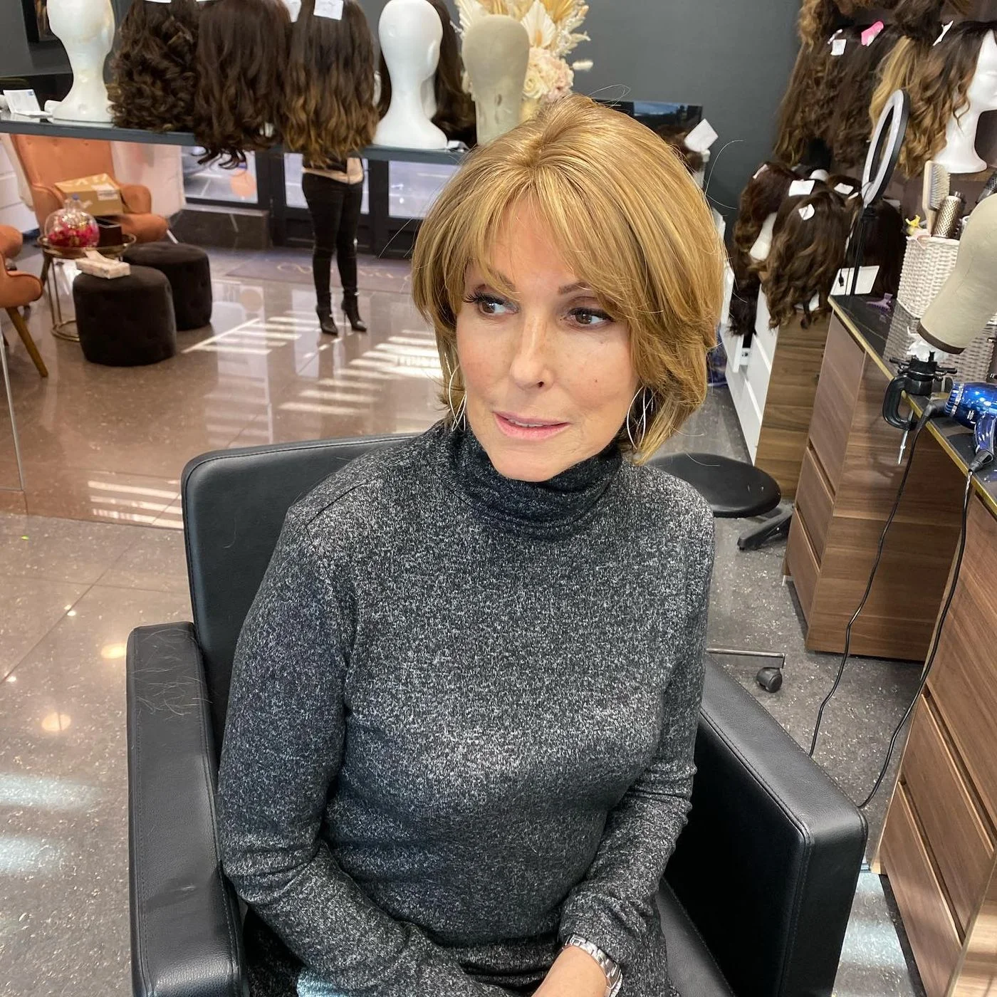 Perruque courte gris-blond en cheveux naturels portée par une femme mûre