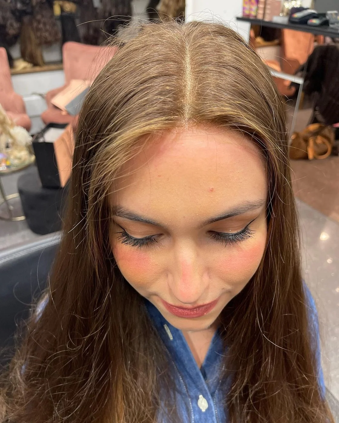 Raie et implantation naturelle d'une perruque en cheveux naturels, vue du dessus, Dvora K