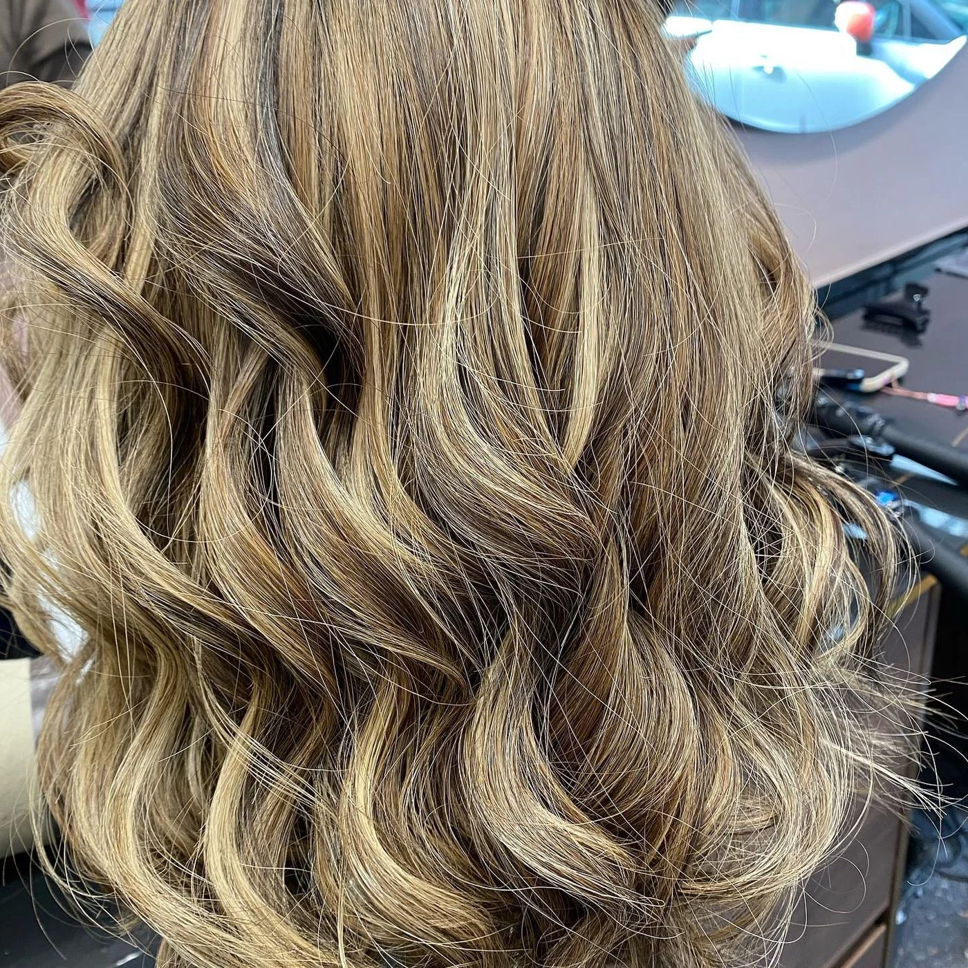 Gros plan sur les boucles balayées d'une perruque en cheveux naturels