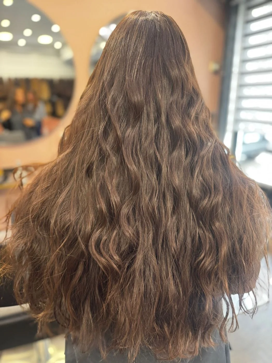 Très longue perruque ondulée en cheveux naturels, tombé de dos sur toute la longueur, Dvora K