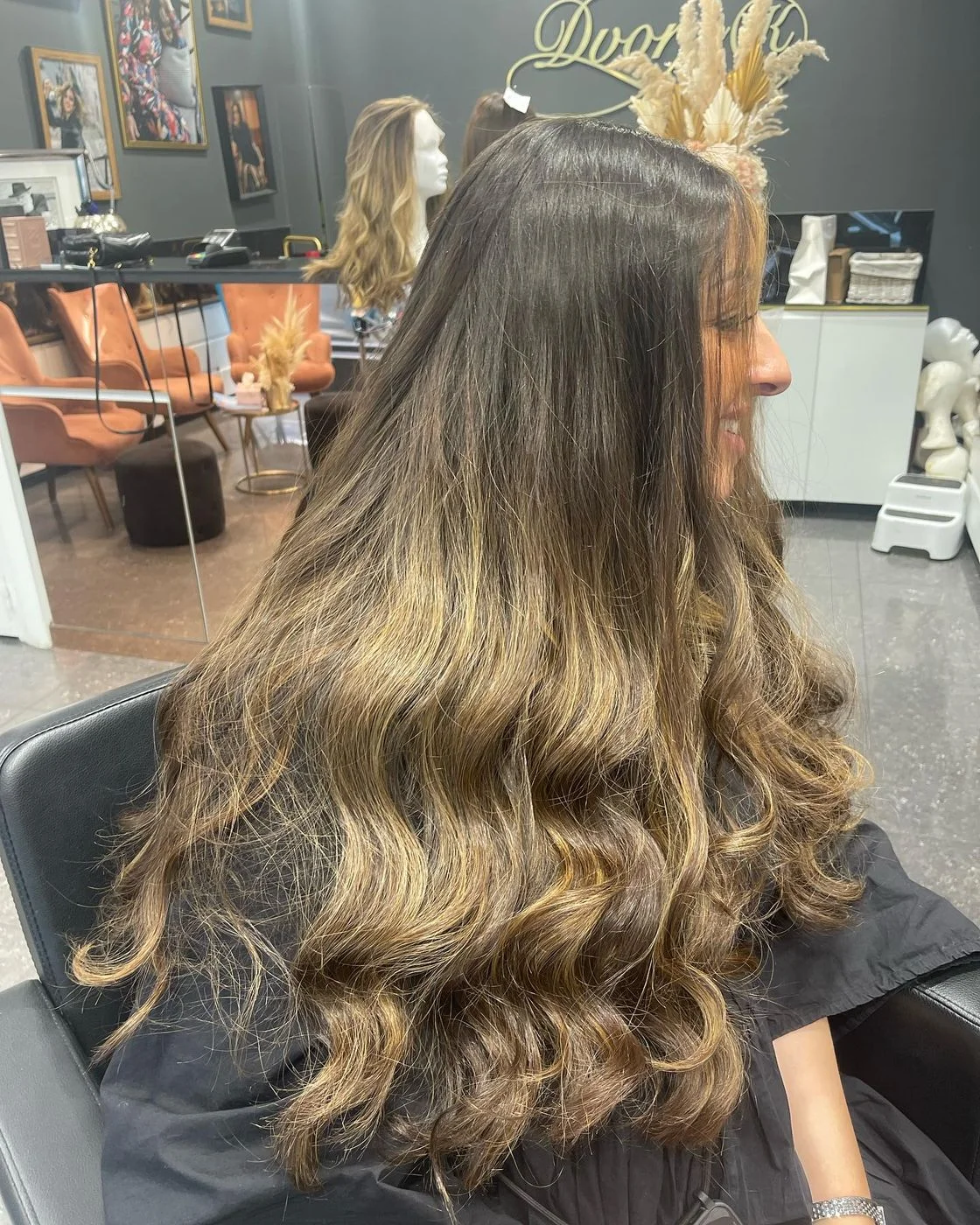 Longue chevelure balayage ondulée et disciplinée, vue arrière après brushing, Dvora K