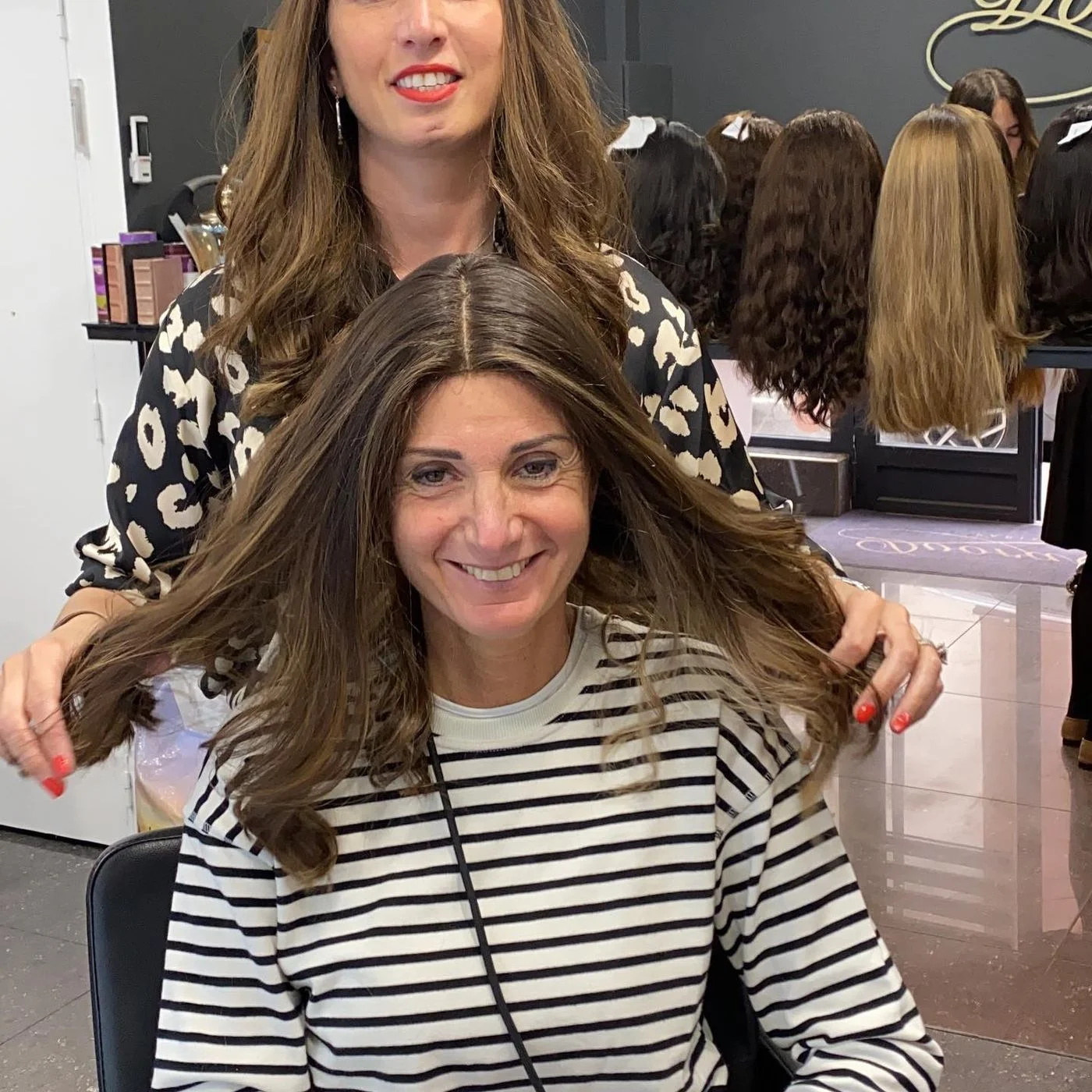 Coiffage d'une cliente au salon, mains dans la chevelure