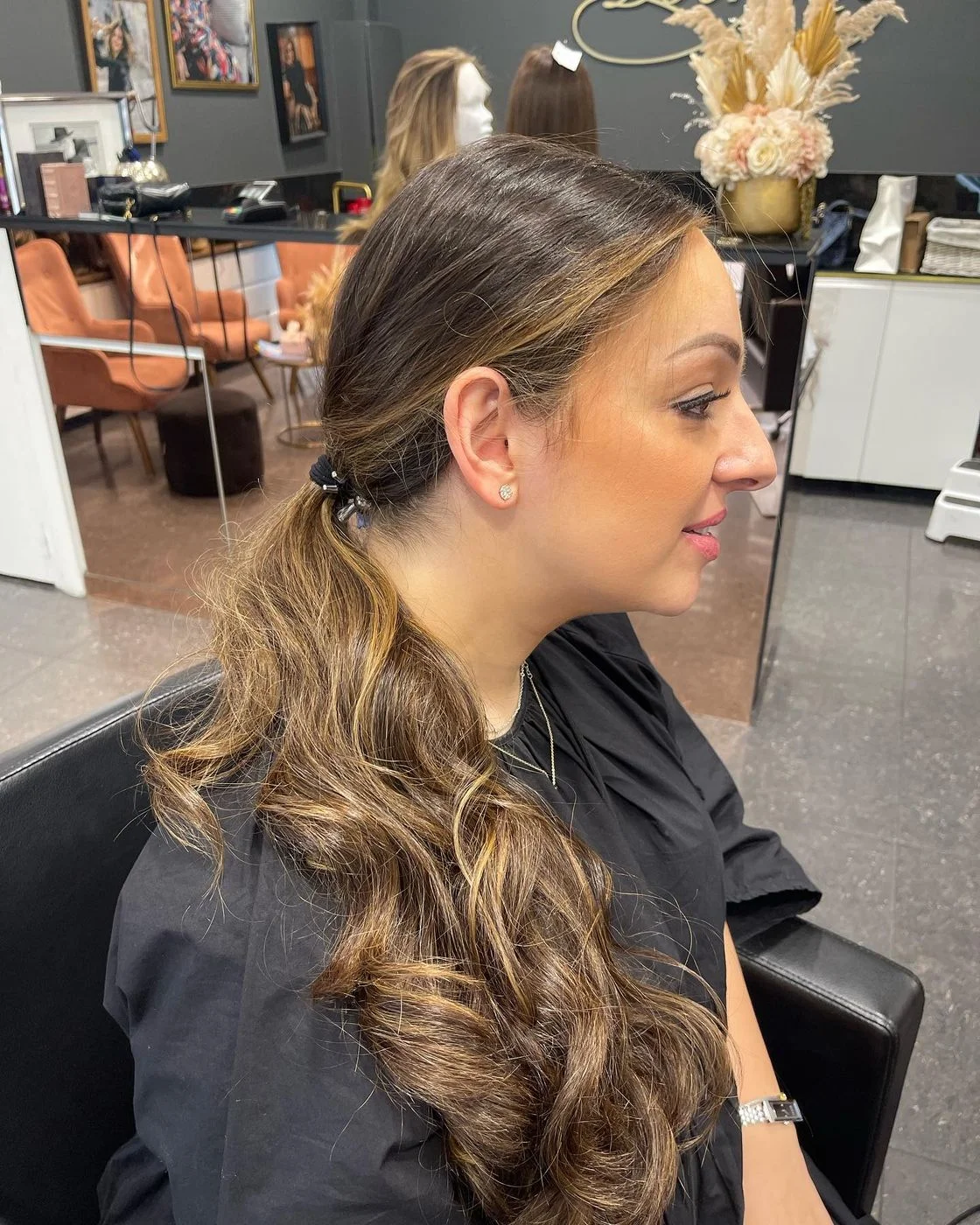 Coiffure attachée en cours de réalisation sur une cliente du salon