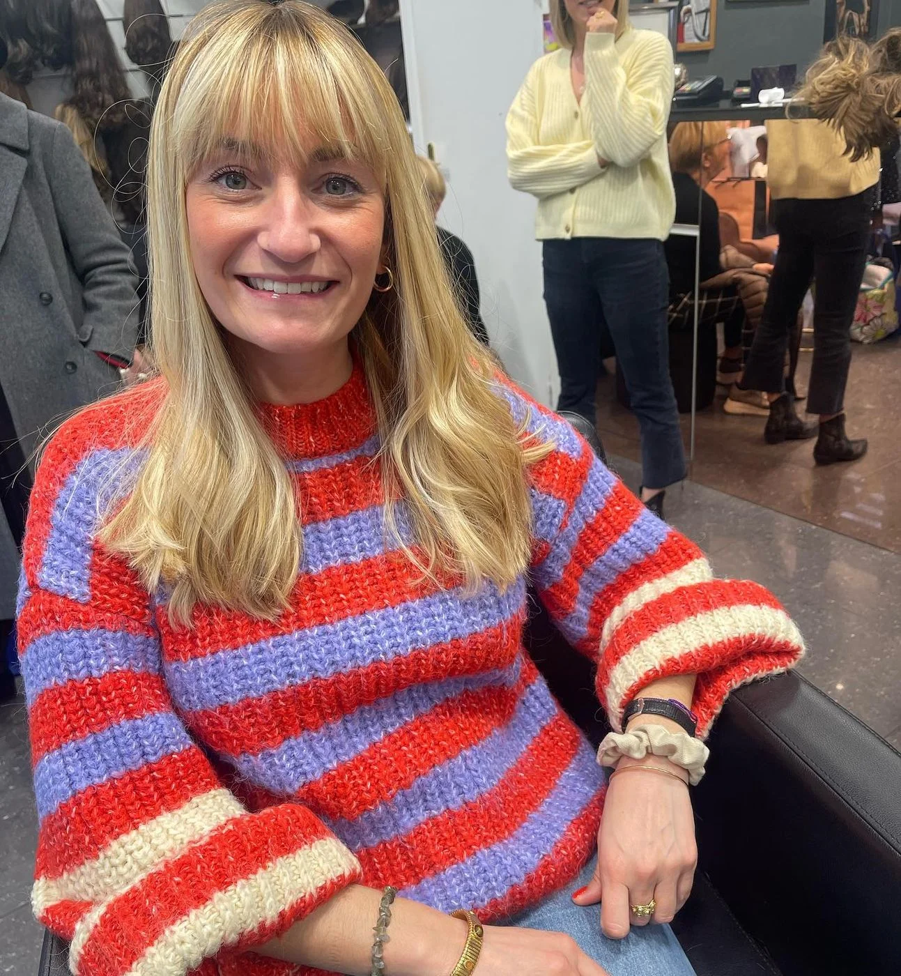Perruque blonde avec frange en cheveux naturels, portée avec un pull rayé, Dvora K