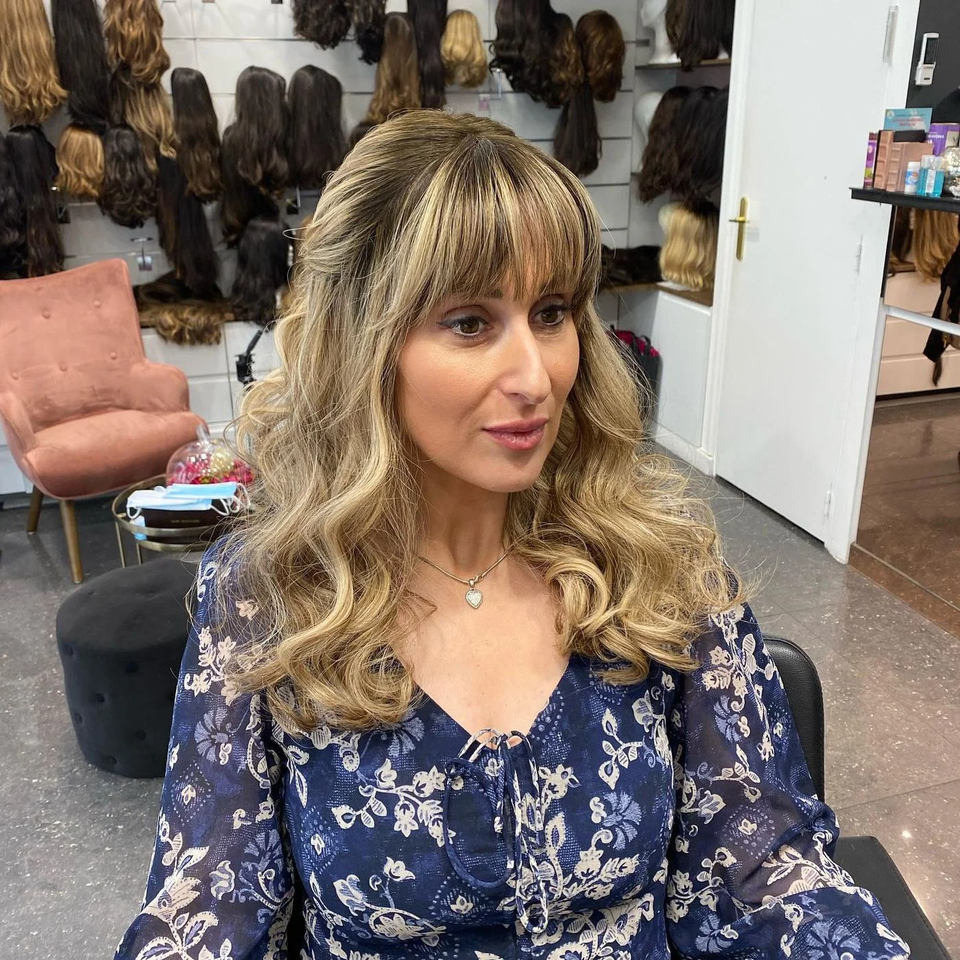 Avec frange en cheveux naturels, réalisation du salon Dvora K