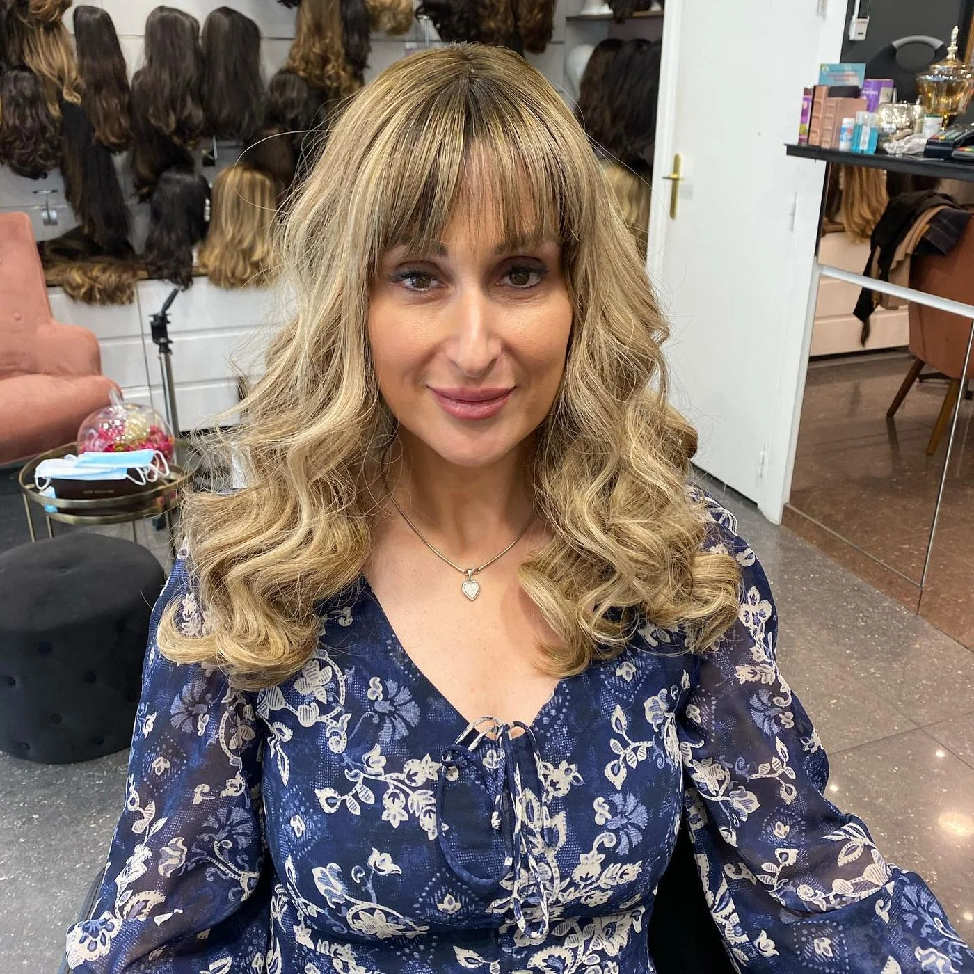Perruque blonde ondulée avec frange en cheveux naturels, famille des blonds, Dvora K