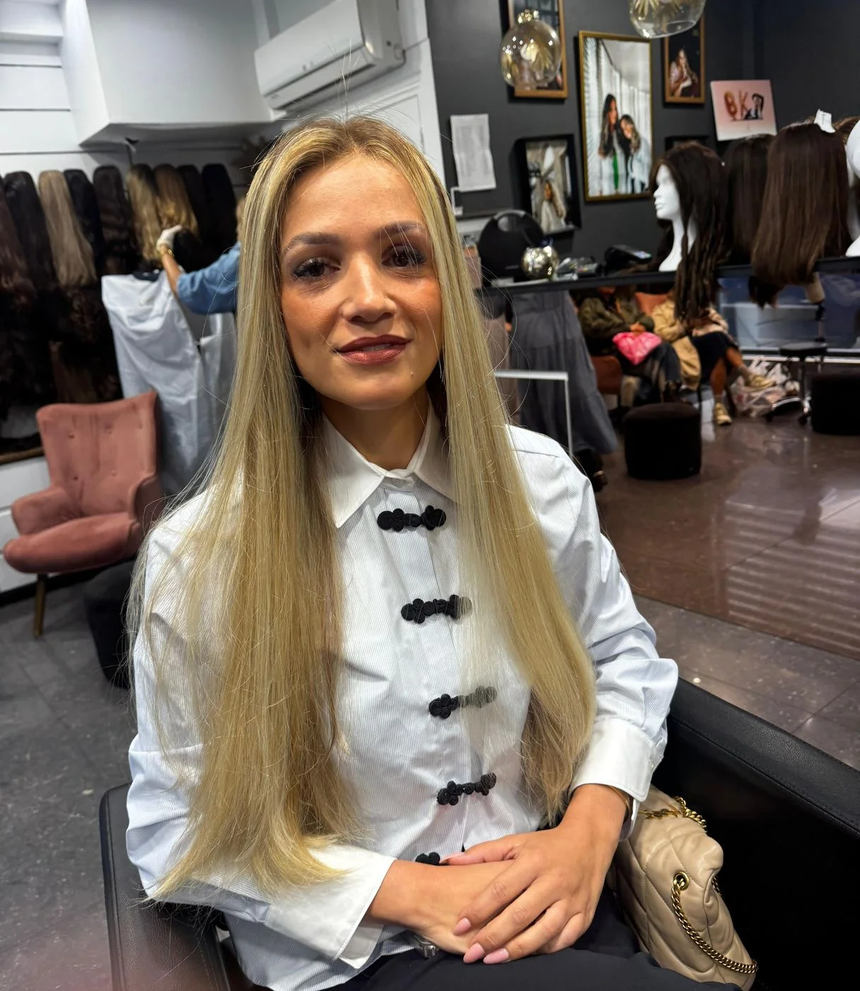 Perruques longues en cheveux naturels, réalisation du salon Dvora K
