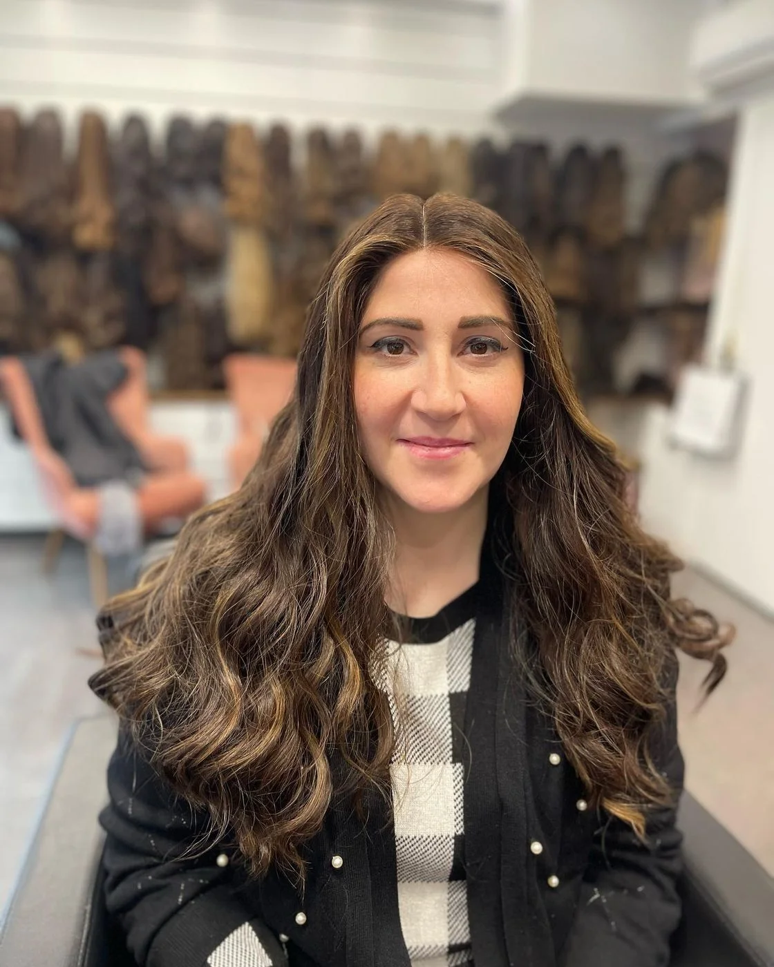 Perruque longue brune ondulée brillante en cheveux naturels, Dvora K