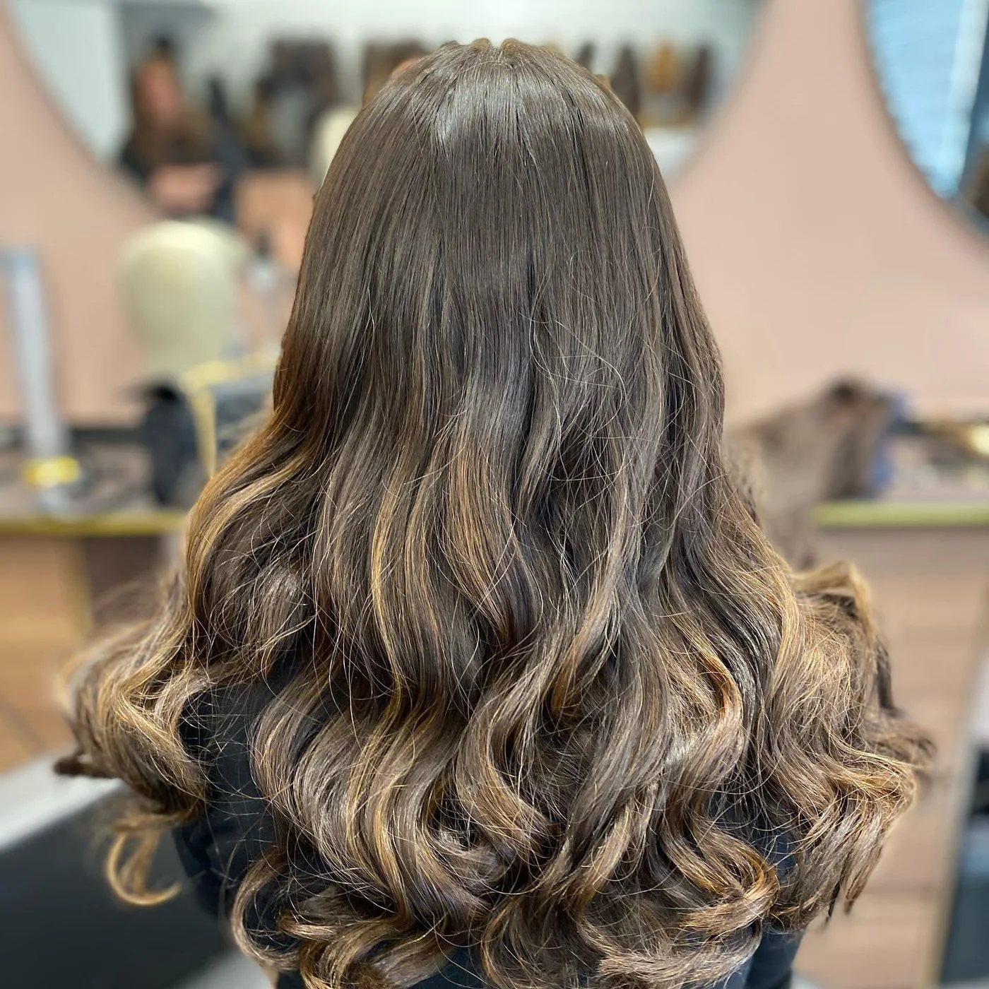 Long balayage ondulé d'une perruque en cheveux naturels, vue arrière