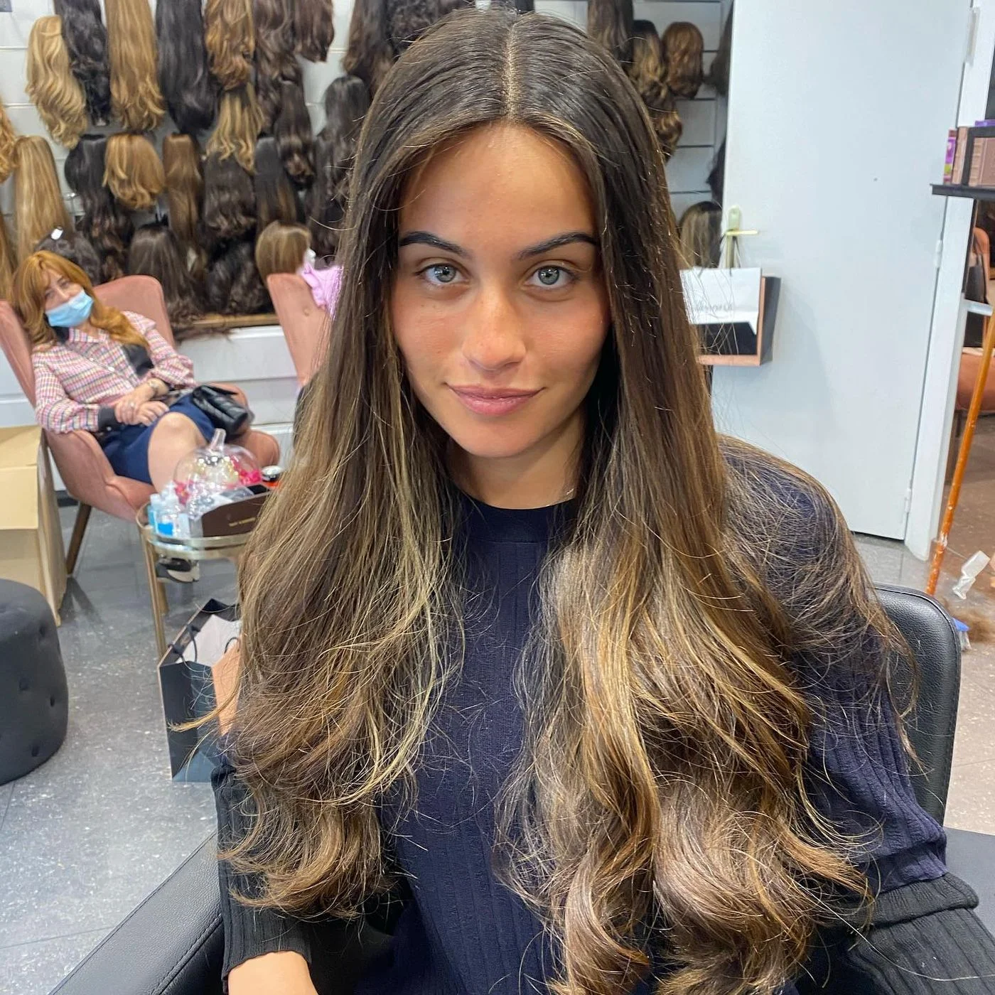 Perruque longue balayage en cheveux naturels, mèches éclaircies vues de profil, Dvora K