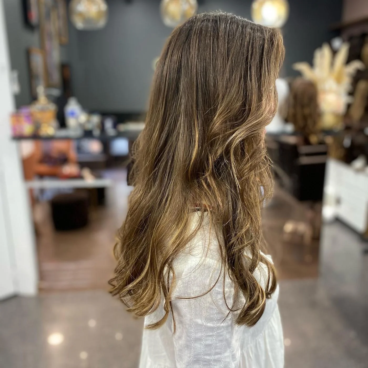 Perruque longue balayage ondulée en cheveux naturels, dégradé de couleur vu de dos, Dvora K