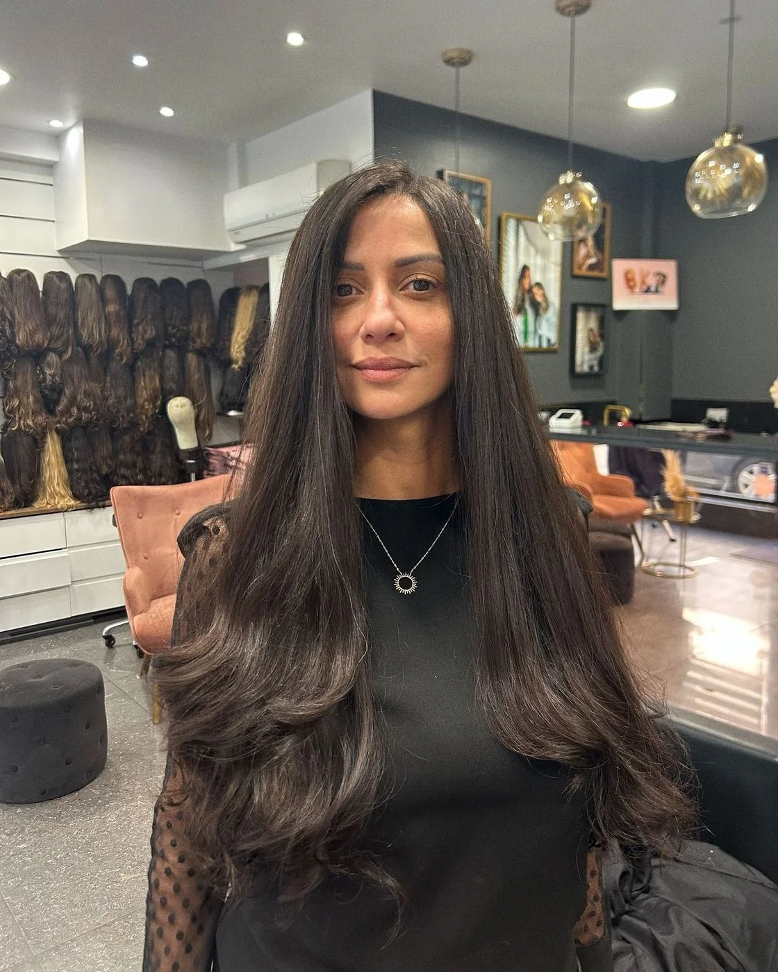 Longue chevelure brune d'une perruque naturelle portée par une cliente