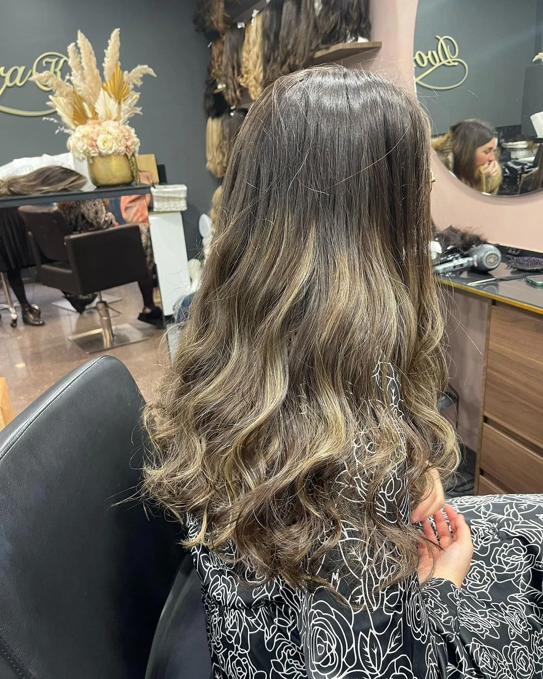 Perruque longue balayage blond-miel en cheveux naturels, vue arrière, Dvora K