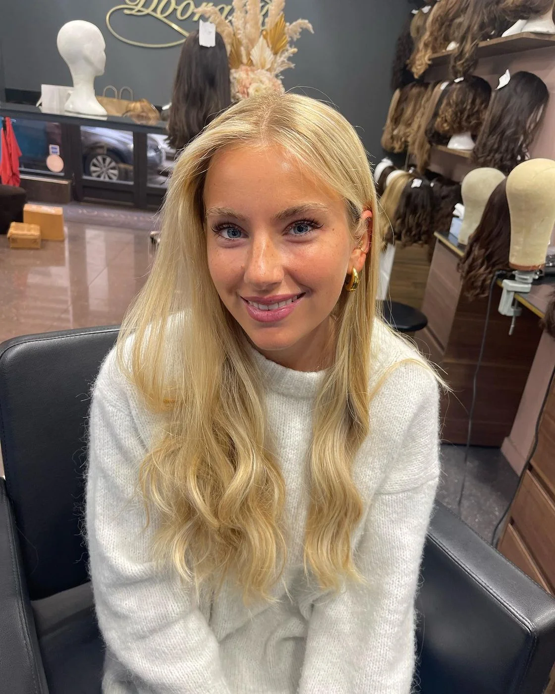 Perruque longue blonde ondulée en cheveux naturels, portrait souriant, Dvora K