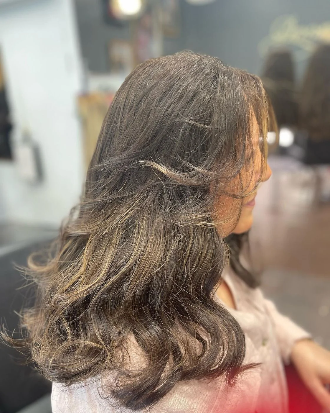 Perruque mi-longue châtain ondulée en cheveux naturels, profil, Dvora K