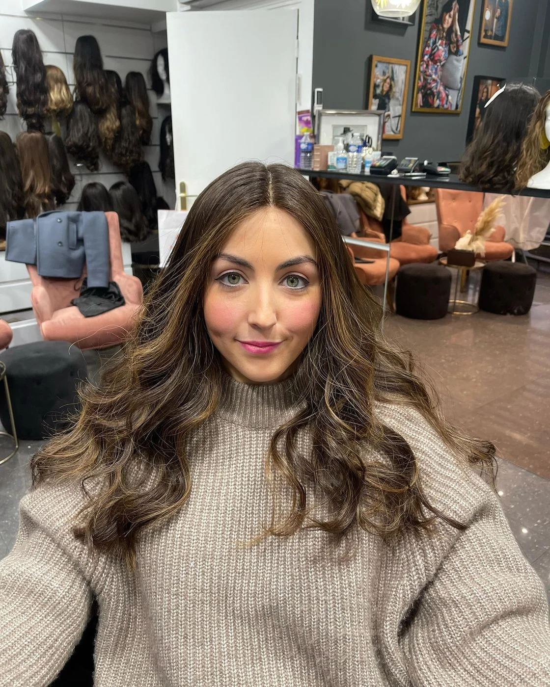 Perruque mi-longue brune ondulée en cheveux naturels, Dvora K