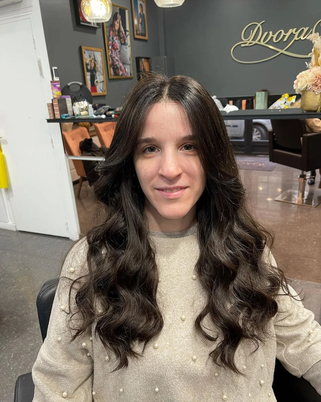 Perruque mi-longue brune ondulée en cheveux naturels, Dvora K