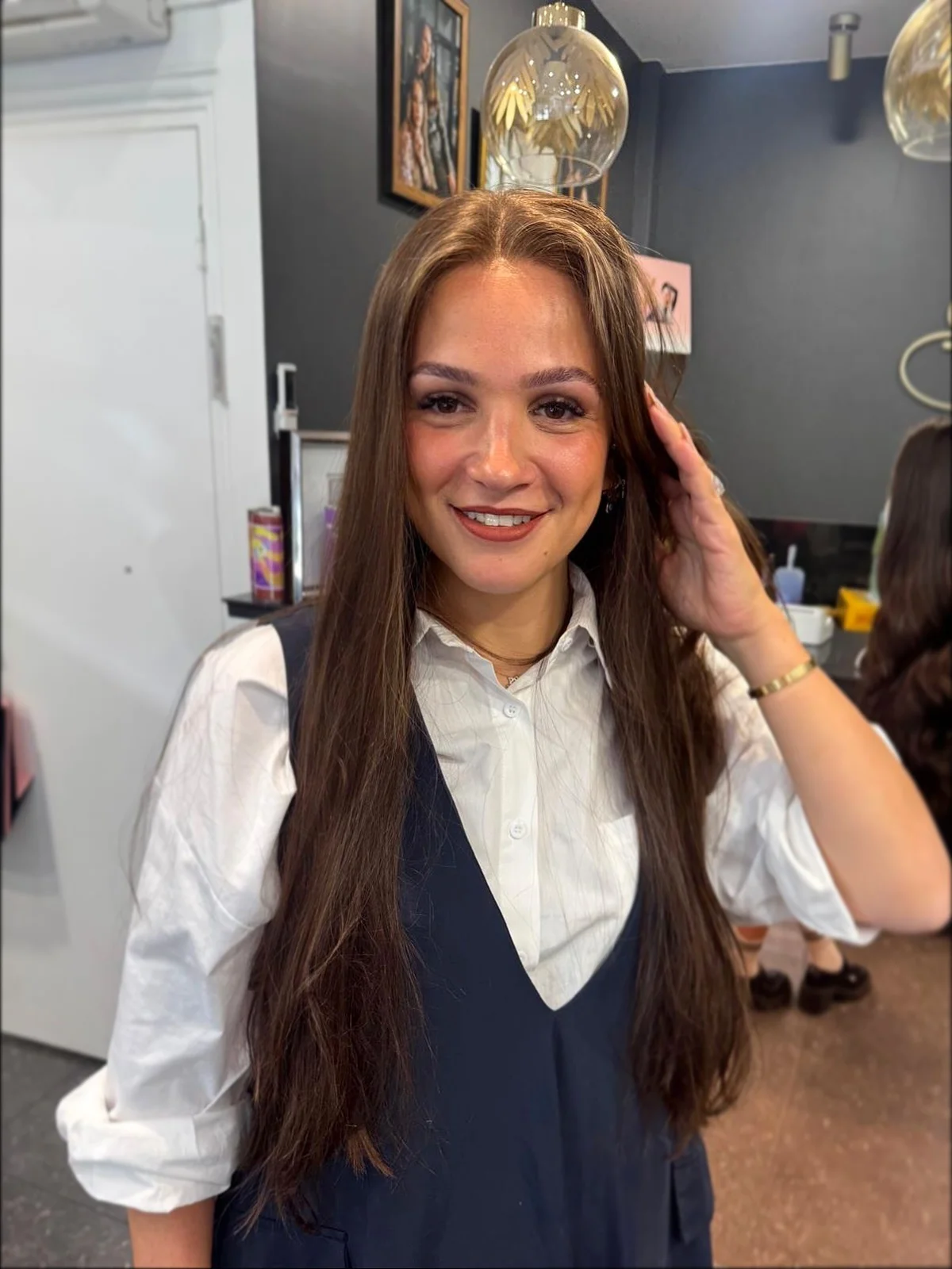 Cliente portant une perruque lisse et longue en cheveux naturels