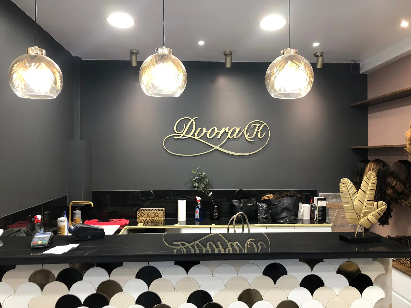 L'intérieur du salon Dvora K à Paris 19e, ses miroirs et ses perruques en cheveux naturels
