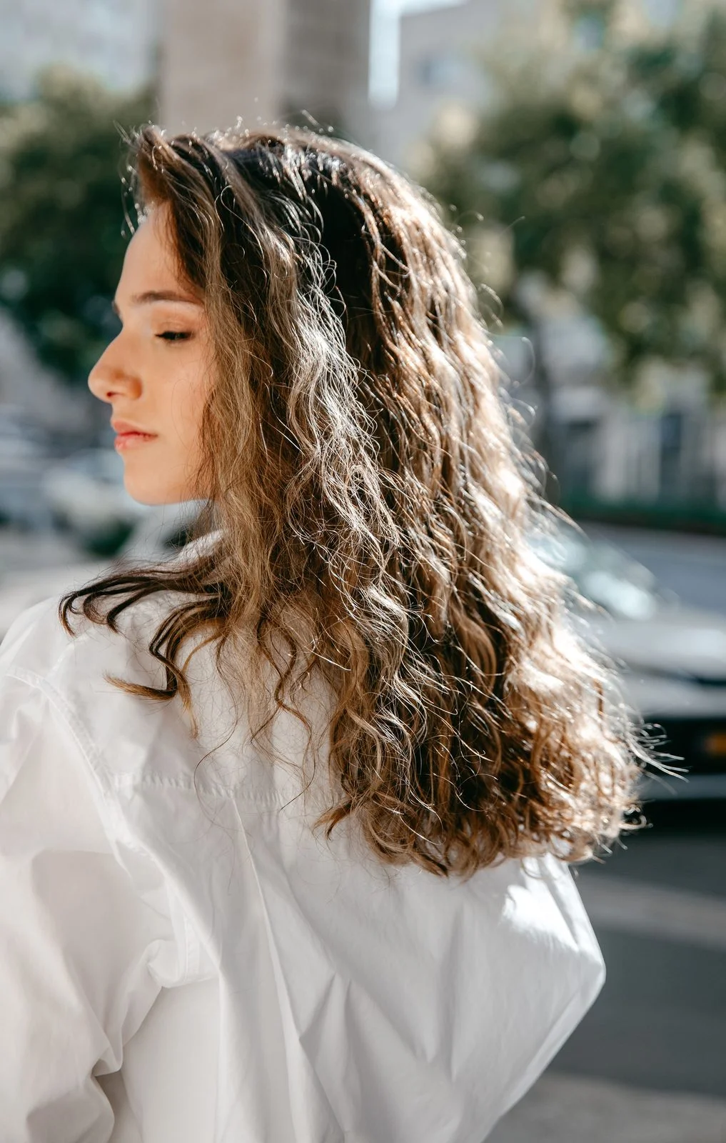 Perruque frisée en cheveux naturels, boucles serrées et définies portées en extérieur, Dvora K