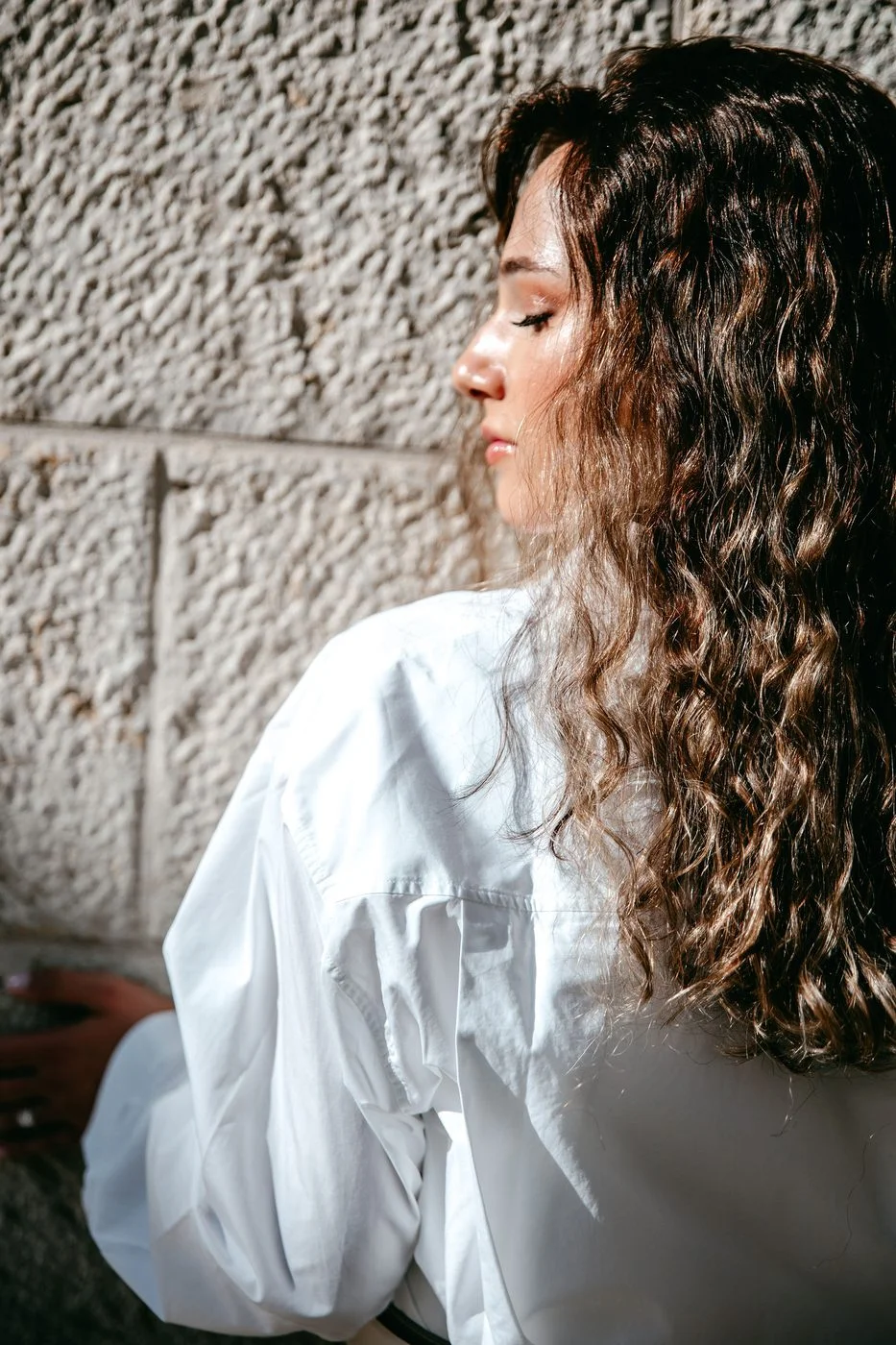 Profil d'une perruque frisée en cheveux naturels aux boucles serrées et brillantes, Dvora K