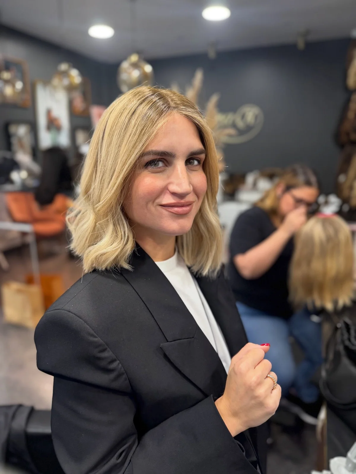 Cliente portant une perruque carré blond ondulé en cheveux naturels