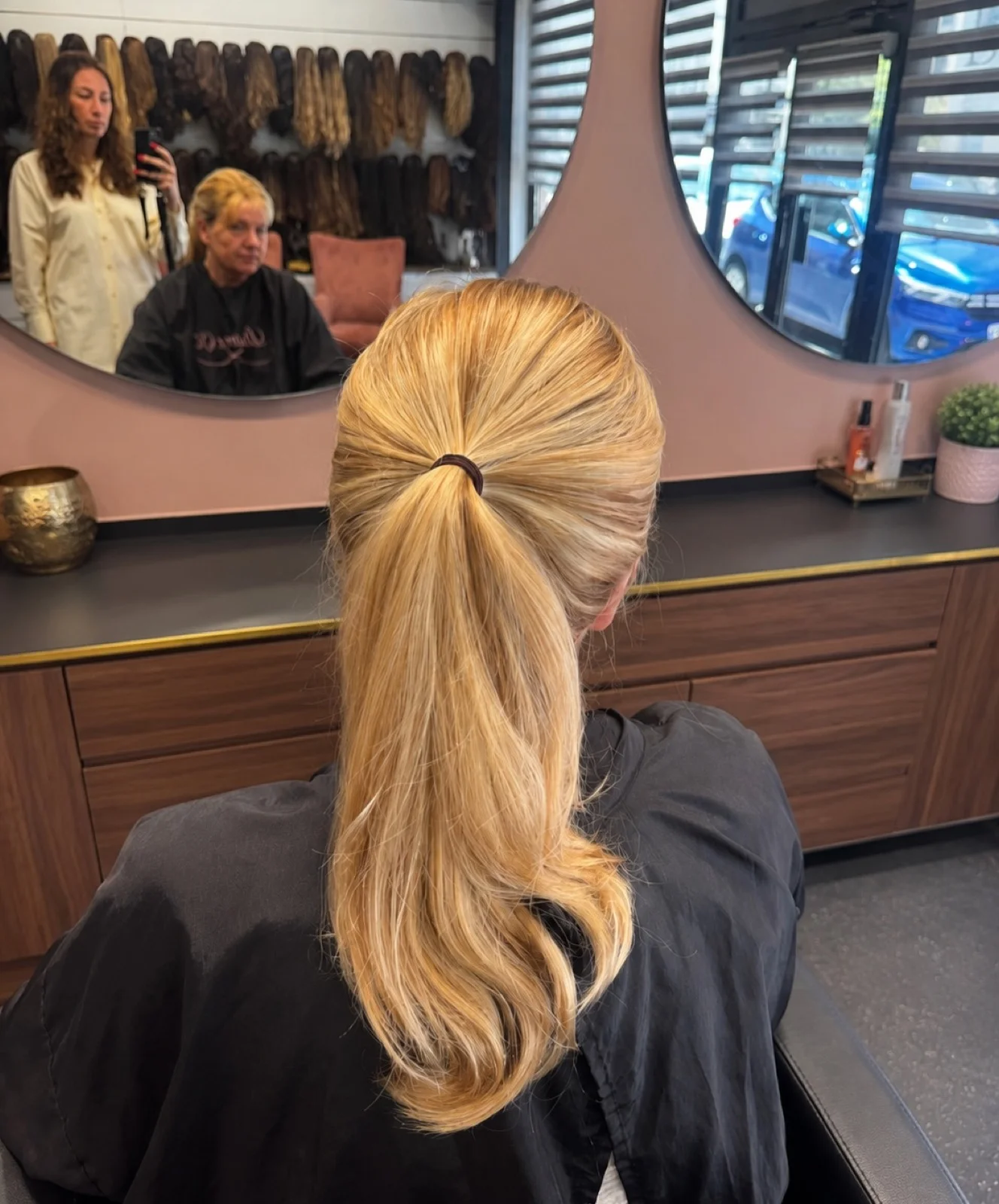 Perruque en cheveux naturels coiffée en queue de cheval, vue de dos au salon