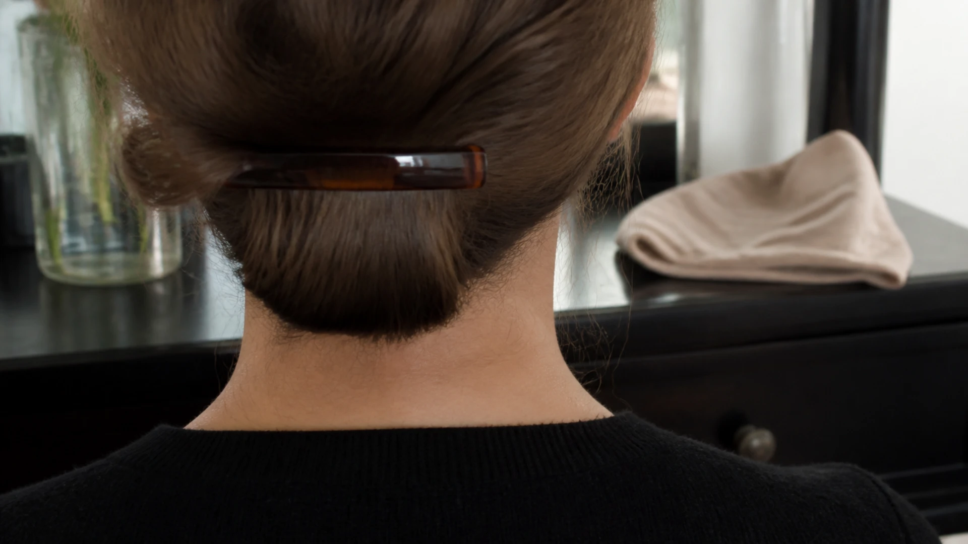 Chignon bas et lâche à la nuque pour éviter l'alopécie de traction sous une perruque