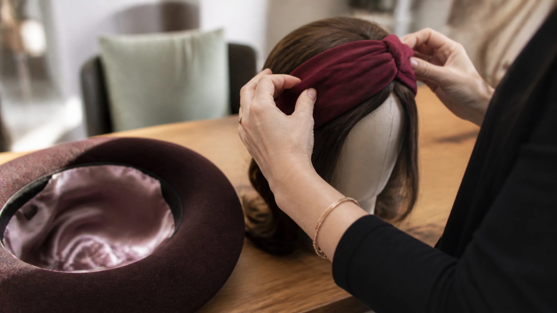 Bandeau large et doublé posé sur une perruque en cheveux naturels, chapeau doublé de satin à côté