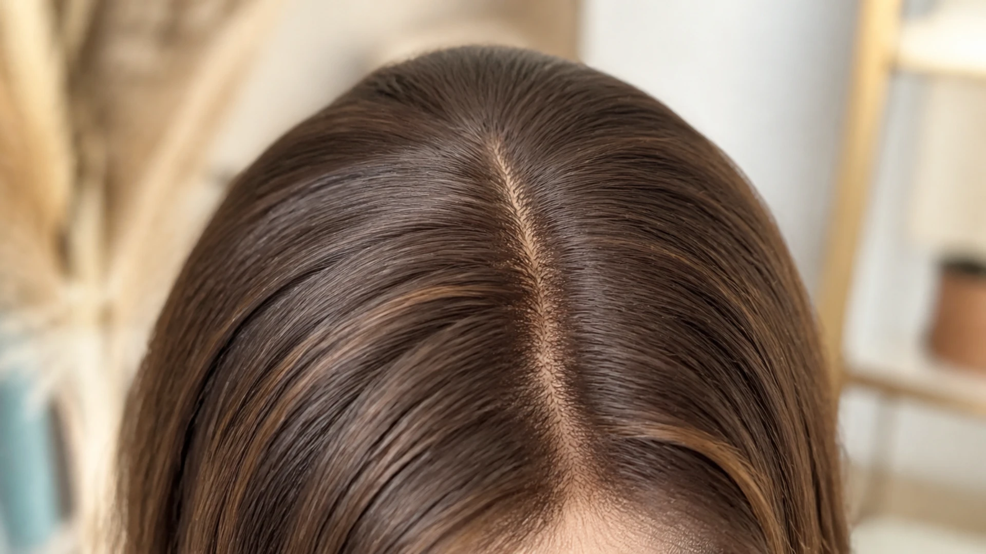 Raie d'une perruque lace top en cheveux naturels à l'aspect de cuir chevelu naturel